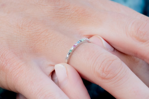 カラーストーンリングを左手薬指に