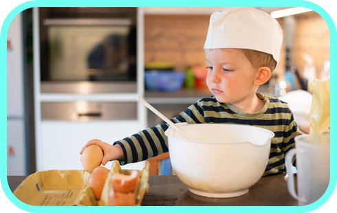 こども一人が料理をしている。