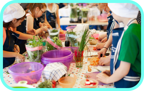 こどもたちが料理をしている。