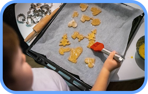 こどもがクッキーを作っている。