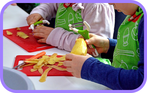 こどもたちが料理をしている。