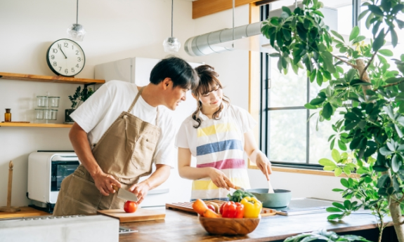 ご夫婦がキチンで料理をしている